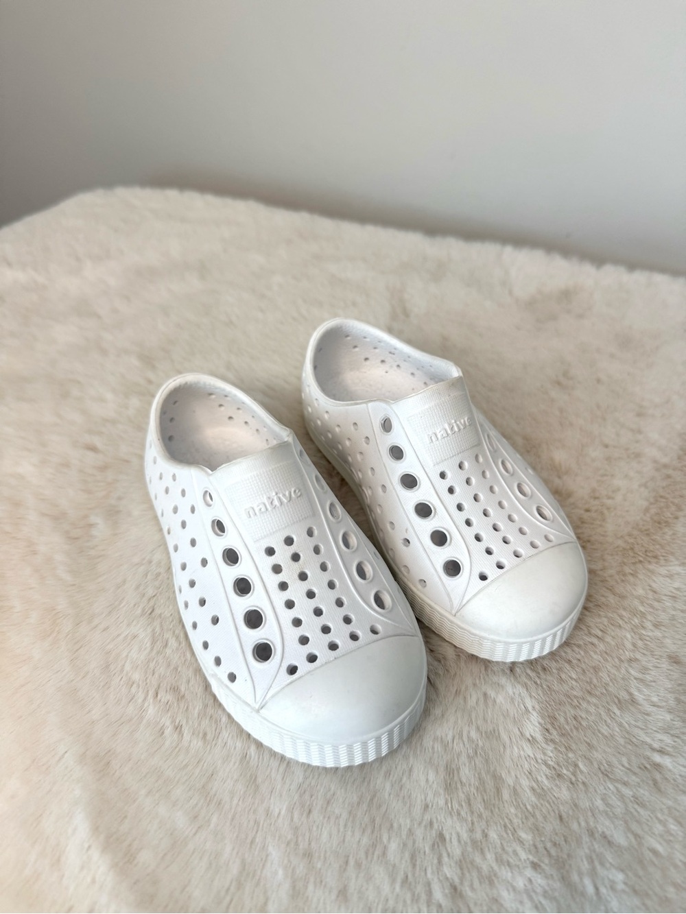 Native Jefferson Toddler Slip-On Waterproof Washable Sneakers in White c6